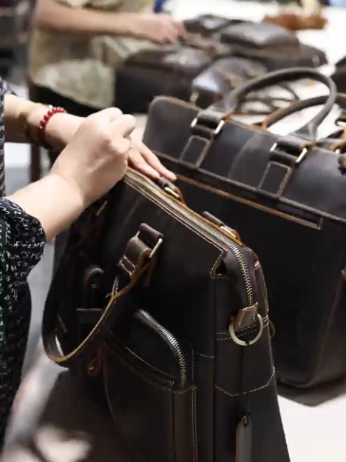 #OEMODMservie #leathergoodscrafts #chinafactorydirectly #chinafactorysupplier #handmadefactory #marrantbagfactory #workshopleathergoods #handmadebag #manufacturingleather #briefcasecrossbodybag