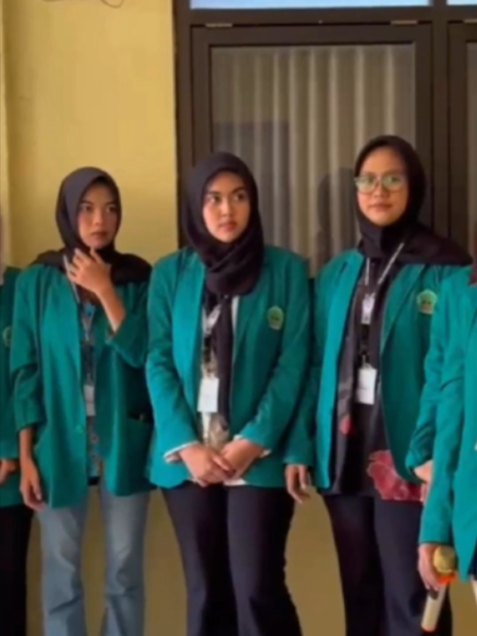 Kelompok 7 | Penerjunan KKN dan Rangkaian Kegiatan Desa Karangasem 📍Desa Karangasem . Mengabdi kepada masyarakat berarti hadir, berkolaborasi, dan berkontribusi dalam setiap kegiatan yang membawa manfaat bagi desa. 🤝🌱 . Mahasiswa KKN ITB ADIAS Pemalang Kelompok 7 mengawali pelaksanaan KKN pada 20 Juli 2026 dengan kegiatan penerjunan dan perkenalan anggota kepada pemerintah desa serta masyarakat Desa Karangasem. Kegiatan ini menjadi langkah awal untuk membangun komunikasi dan kerja sama selama program KKN berlangsung. . Selain itu, mahasiswa turut aktif mengikuti berbagai kegiatan masyarakat, seperti menghadiri rapat dan arisan kader Posyandu, Musyawarah Desa, Pengajian Umum Safari Dakwah BW A di Masjid Jami' Baiturrohmah, serta melaksanakan penanaman bibit pohon mangga dan rambutan sebagai bentuk kepedulian terhadap kelestarian lingkungan. Melalui kebersamaan dan kolaborasi ini, diharapkan program KKN dapat memberikan manfaat nyata bagi masyarakat Desa Karangasem. . #itbadias #pmbitbadias #pemalang #mahasiswabaru #kkn2026