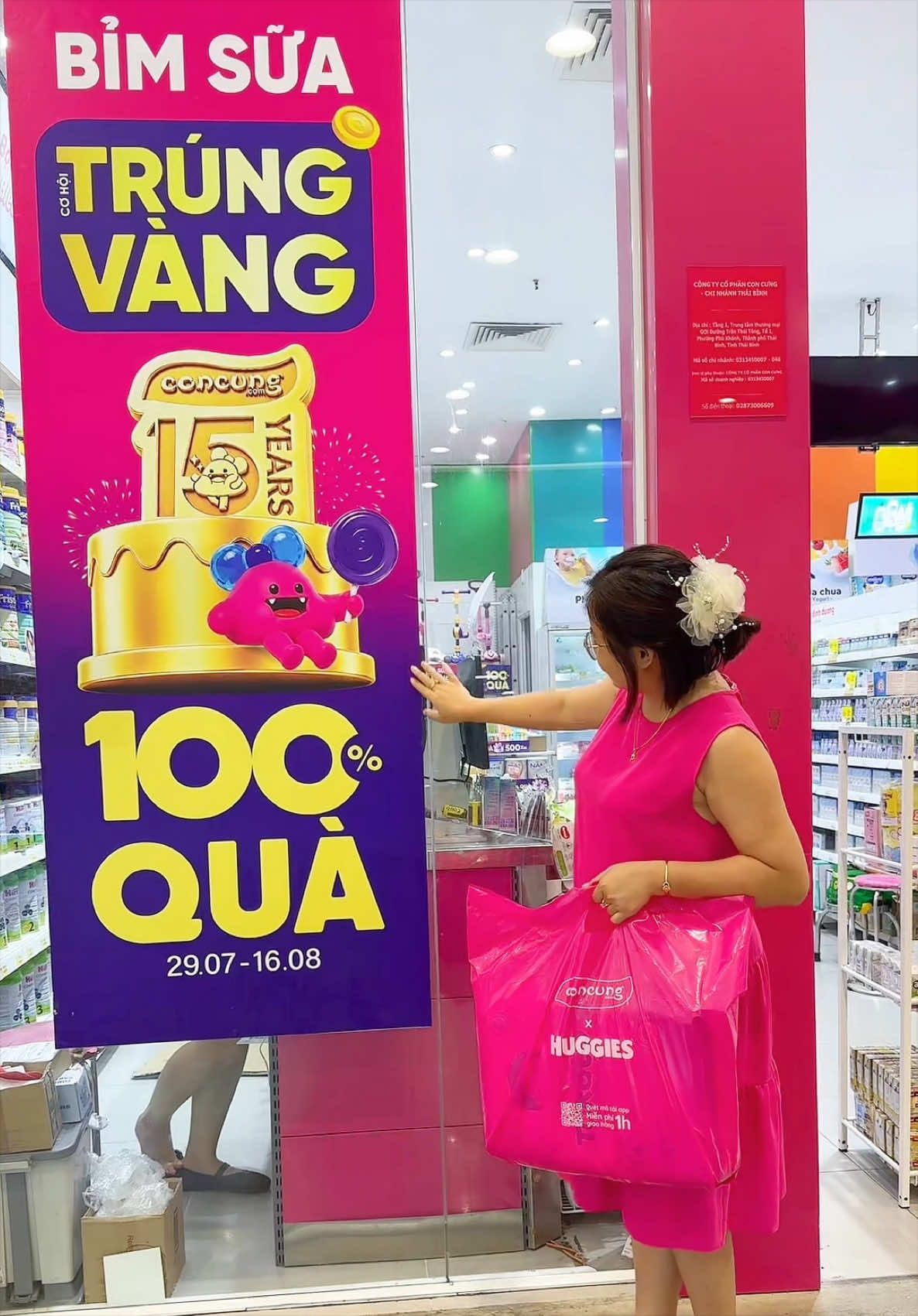 Đi mua tã sữa như mọi ngày mà hôm nay lại có thêm màn quay quà nhận quà 🎁😍 Mẹ nào đang chuẩn bị sắm đồ cho bé thì nhớ nghía chương trình Con Cưng 15 năm nha 💛 #concung15nam #tasuatrungvang #ConCung #quangcao 
