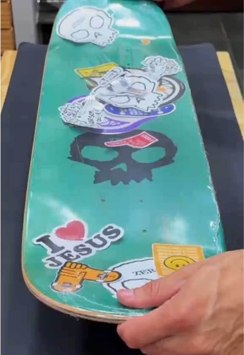 Montado o skate do cliente Anderson Bezerra da cidade de São Paulo (SP). O Anderson fez escolhas excelentes na configuração desse skate, garantindo alta qualidade, resistência e performance.  Setup:  Shape Zero Maple Canadense Single Skull 8.25