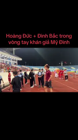 Hoàng Đức + Đình Bắc trong vòng tay người hâm mộ Mỹ Đình