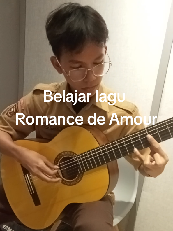 #romancadeamour #belajargitarklasik siswa ini baru beberapa bulan belajar gitar tapi karena keseriusan dalam latihan sudah bisa memainkan lagu romance de amour walau dengan tersendat dan tehnik yg perlu diperbaiki