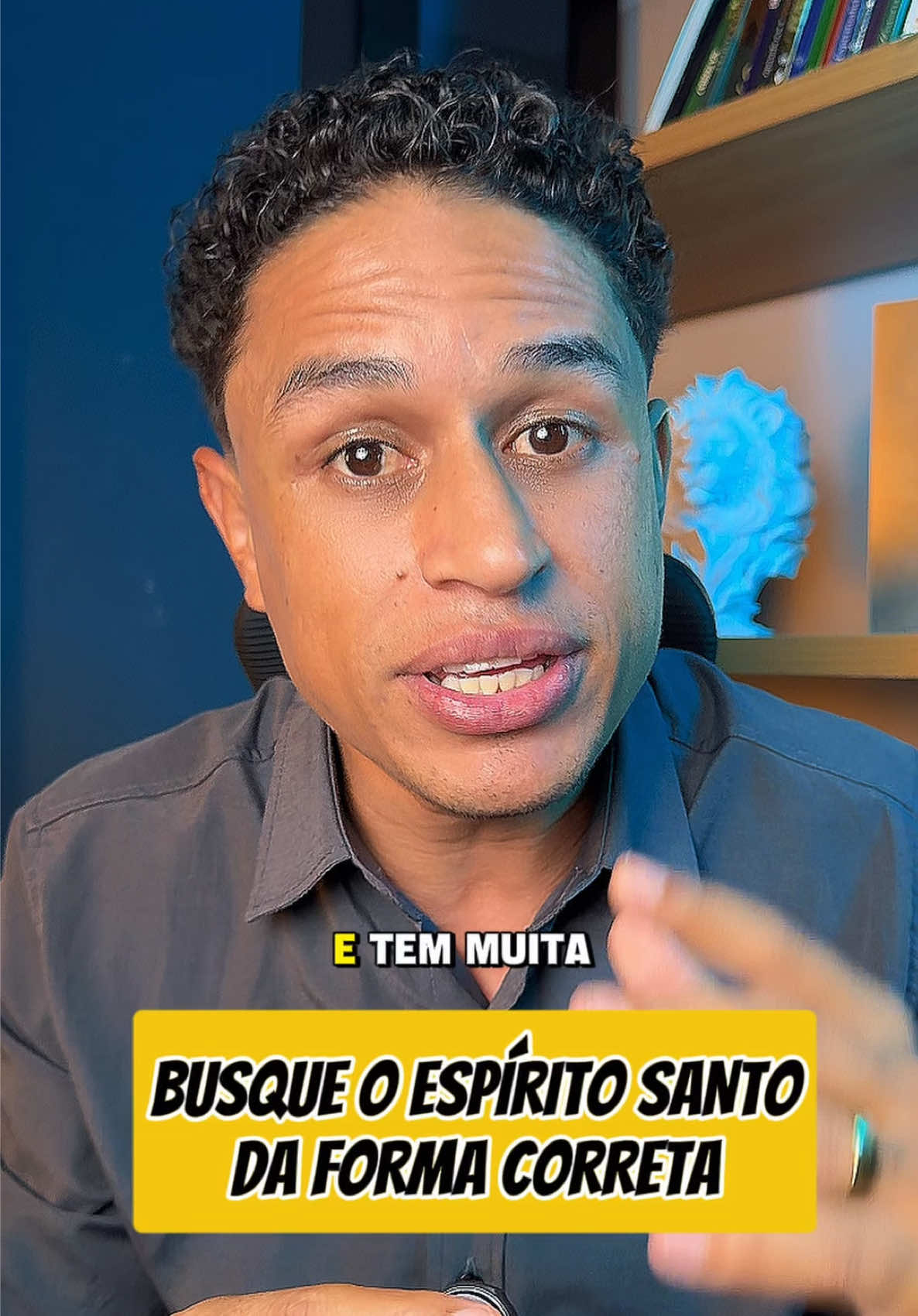 A busca pelo Espírito Santo não pode ficar apenas no nível da emoção. Jesus explicou isso na parábola do semeador: “O que foi semeado em terreno pedregoso é aquele que ouve a palavra e logo a recebe com emoção. Mas, visto que não tem raiz em si mesmo, permanece por pouco tempo; quando surge alguma dificuldade ou perseguição por causa da palavra, logo a abandona.” — Mateus 13:20-21 (adaptado). O Espírito Santo não quer apenas nos fazer sentir; Ele quer criar raízes em nós. Ele é nosso Conselheiro, nosso Consolador e aquele que nos conduz à verdade. Ele quer transformar nossa mente, nosso entendimento e nossa maneira de viver. 🔥 Não busque apenas sentir. Busque conhecer, ouvir e obedecer ao Espírito Santo.
