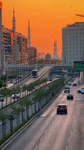 What A beautiful View With sunset 🌅 ek like to banta he na ##islamic_media #10000views🥺🙏🥀 #foryoupage #kaaba🕋 #viralvideotiktok @الحرمین الشریفین @TikTok 