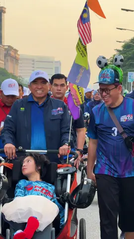 Putrajaya cukup meriah dengan Larian MAPPA XXI 2026 pagi tadi. Lebih daripada sekadar berlari, inilah semangat kebersamaan yang kita mahu suburkan, warga yang sihat, cergas dan sejahtera, asas kepada perkhidmatan awam berprestasi tinggi. Paling menyentuh hati melihat ibu bapa bersama anak-anak cerebral palsy turut sama menjayakan larian ini. Semangat mereka luar biasa! 💙 Syabas JPA, INTAN, KESKI, semua rakan strategik dan penaja. MAPPA, kita jumpa lagi!  #MalaysiaMADANI #YakinMADANI #larianmappa2026  #fyp #halfmarathon  ©️𝟮𝟬𝟮𝟲 𝗣𝗘𝗝𝗔𝗕𝗔𝗧 𝗞𝗘𝗧𝗨𝗔 𝗦𝗘𝗧𝗜𝗔𝗨𝗦𝗔𝗛𝗔 𝗡𝗘𝗚𝗔𝗥𝗔