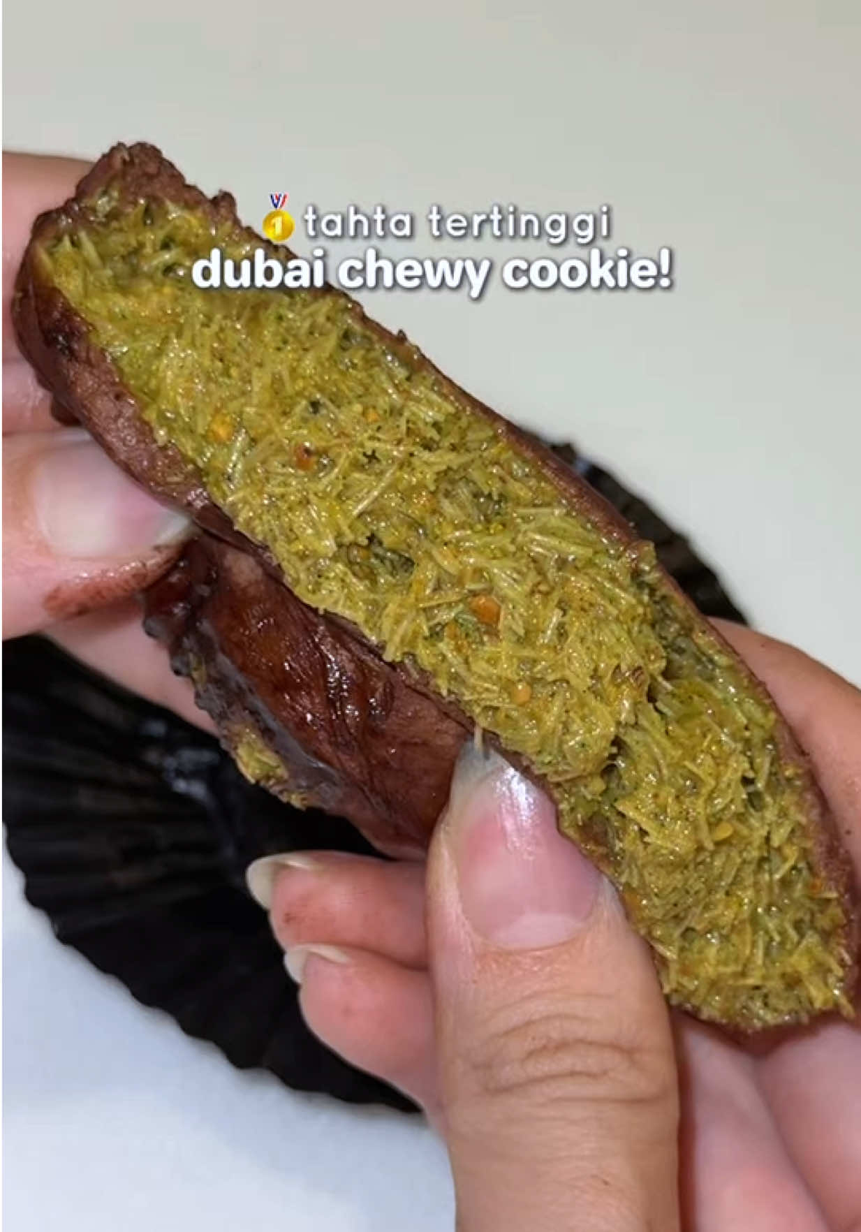 terenak yang pernah kucoba🤤 asli nagih sih ini✨ perpaduan coklat, kunafa & pistachio melimpah yang balance, melt di mulut🤍 cobain deh! #dubaichewycookie #snackviral #rajangemil #dubaichewycookierajangemil #kunafachocolate 
