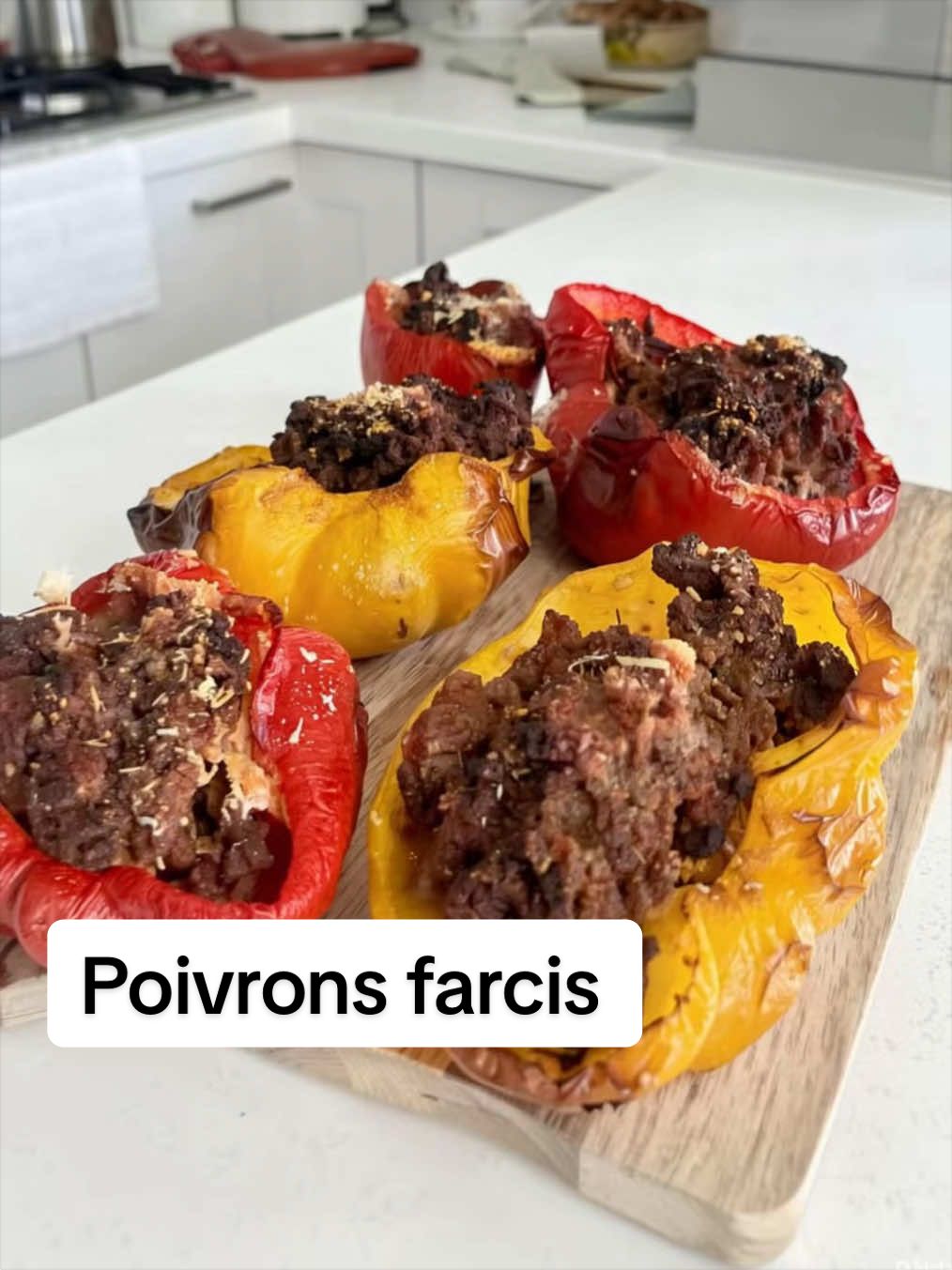 Poivrons farcis healthy 🌶️ Une recette simple et gourmande pour 2 personnes. Ingrédients * 3 poivrons * 300 g de bœuf haché 5 % * 2 c. à soupe de concentré de tomate * Parmesan * Paprika * Thym * Sel * Poivre Recette 1. Couper les poivrons en deux et retirer les pépins. 2. Mélanger le bœuf avec le concentré de tomate et les épices. 3. Répartir la farce dans les poivrons. 4. Ajouter le parmesan. 5. Cuire à 180 °C pendant 30 à 40 min au four ou à l’Air Fryer. #recettehealthy #poivronsfarcis #ideerepas #recetteproteinee #healthyrecipe 