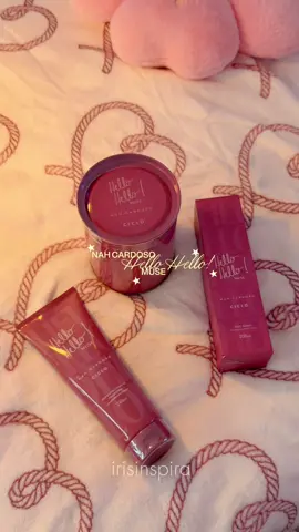 Amigas, VOCÊS PRECISAM SENTIR ESSE CHEIRO! 😭💗✨ O Hello Hello! Muse da Ciclo Cosméticos é aquele tipo de perfume que você passa e já começa a receber elogio, sério! Ele tem uma saída frutada deliciosa de bagas vermelhas, amora e toranja, um coração com cereja preta, jasmim e violeta 🌸🍒 e no fundo vem aquela combinação irresistível de baunilha, patchouli e madeira de cashmere e fica um cheiro feminino, marcante e MUITO gostoso! 🥹 E o melhor o kit vem com Deo Colônia + Body Splash + Loção Hidratante, então dá pra fazer a famosa camada de cheirinho e ficar perfumada por muito mais tempo. 😮‍💨💗 Então se você gosta de perfume doce, elegante e daqueles que fazem as pessoas perguntarem “o que você tá usando?” coloca esse na sua wishlist AGORA! ✨ #perfume #hidratante #autocuidado #bodysplash #cosmetics 