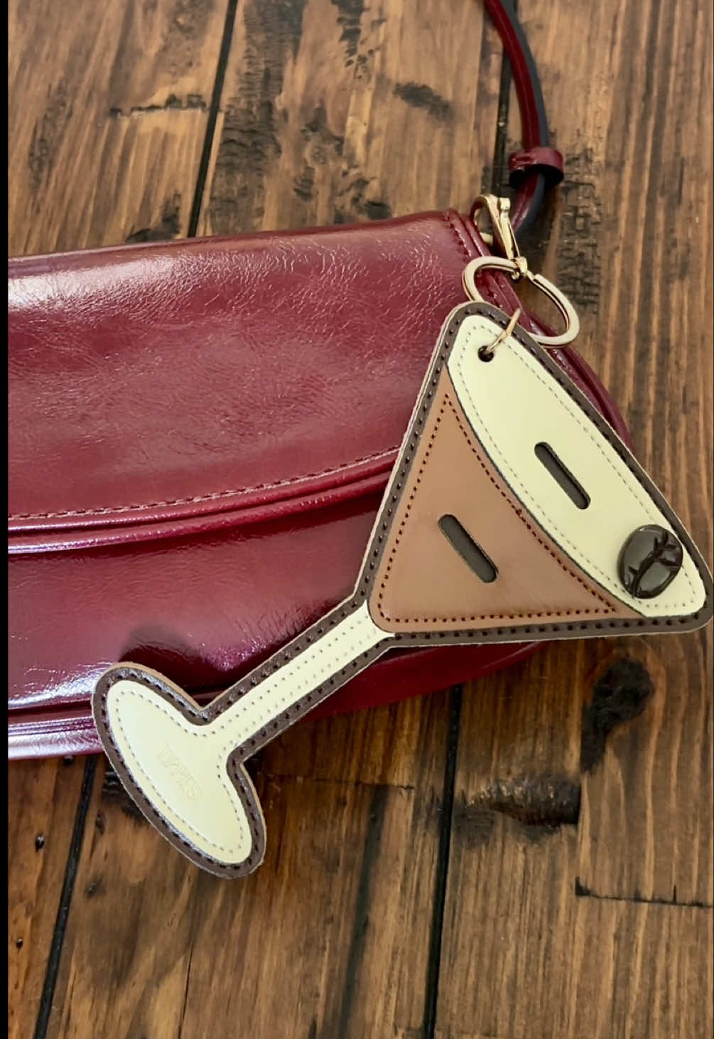 Genius idea, @Tippies Official!  Thanks for the early bday prezzie @juliaaelick & @Hailcatherine 😘  #fashionhacks #tippies #bagcharms 