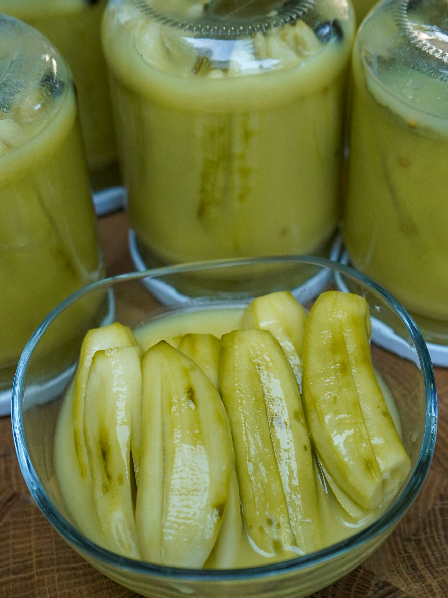 Ogórki WUJKA KORNISZONA 😲😍👇❤️ ✅️🔥 Koniecznie zaobserwuj mój profil, by być na bieżąco! Ogórki WUJKA KORNISZONA Składniki: • 2 kg małych ogórków gruntowych • po 3 listki laurowe do każdego słoika • po 3 kulki ziela angielskiego do każdego słoika • po 1/2 łyżeczki ziaren gorczycy do każdego słoika Zalewa: • 1 litr wody • 1 szklanka octu spirytusowego 10% • 3 czubate łyżki soli • 1 i 3/4 szklanki cukru • 8 łyżek musztardy miodowej Przygotowanie: 1. Ogórki zalej zimną wodą i odstaw na 1–2 godziny. Następnie dokładnie wyszoruj, obierz i natnij wzdłuż na 4 części, ale nie przecinaj do końca. 2. Do wyparzonych słoików włóż liście laurowe, ziele angielskie i gorczycę. Następnie ciasno ułóż przygotowane ogórki. 3. Do garnka wlej wodę i ocet, dodaj cukier oraz sól. Podgrzewaj, mieszając, aż składniki całkowicie się rozpuszczą. Dodaj musztardę miodową i dokładnie wymieszaj. 4. Gorącą zalewą zalej ogórki, zakręć słoiki i pasteryzuj przez 10 minut. Po pasteryzacji wyjmij słoiki, dokręć i pozostaw do całkowitego wystudzenia. ✅️🔥🔥 Zapisz przepis na później i ciesz się smakiem razem ze mną! 🚀🚀🚀 Ściskam Was mocno ❤️ Sylka #zesmakiemnaty #husbandwife #salad #EasyRecipe #recipes