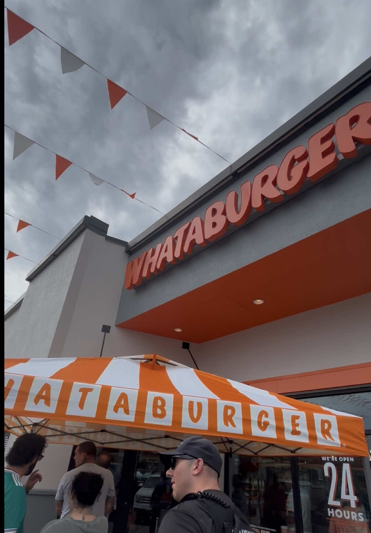 Here we go with exciting things with Anna! This time we go to the newly open WhatABurger here in Orlando and the only one!! Featuring @paperpensandemma26 @Yellowranger07 #whataburger #orlando #friends #burgers #fastfood 