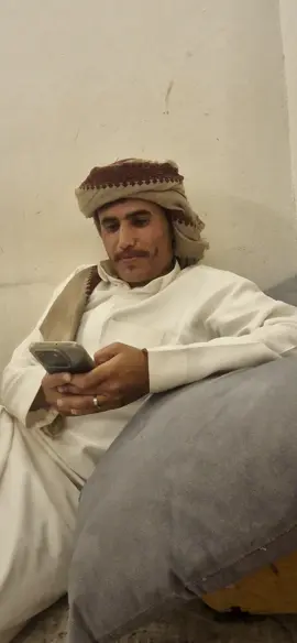 وهوا  متا  الي حسبته  معتلي  هوى من بعد ماكان في القمه سقط للقاع  وهوا   متا   الغي  غر  الآدمي وغوى ونا احسبه حيد  لا يحني  ولا  ينزاع  وهوين  ياذي  جزيت  احسنانا  مكوى لوما الخون ما الجيوش العاتيه تبتاع  ولو ما الغُدر ما  فقدنا   سير  الاضوى ولا  عرفنا  الدلي وللااااااش والبياع  ولو ما  ضروف  الزمن والفقر  والبلوى ما  اتبين  الفرق  بين الجيد  والطماع  وما  كان  للجمل  قيمه  ولوفاء  يسوى ولا  ذكر  حاتم  الطائي   ولا   القعقاع  ولو ما الجشع ما بكت موت ابنها  حوى ولا مساااااااافر قُطع دربه ولا حد جاع  ولو ما  الموازين  بين  الناس  با التقوى ما  كان  فرعون  عبره  والجسد ماضاع  ولو  البشر  بطلت  في  النم   والنجوى ماكان شي في الصحب بايع ولا خداع  ولو ما  الخيانات  من منزل ومن علوى ما راحت ارض اليمن وتقسمت لا ارباع  ولا الحروبات  في  شرق العرب  عدوئ ولا تقاضو بنا  اصحاب   الزلط  لسناع  ولا  اختلفنا  على  مذهب   ولا   فتوى ولا  جزعنا   سيل  خوره  ولا  الميفاع  ما  يحكم  القاع  ذي  ما  يمتلك لجوى ولا ينفع الجو ذي ماحد معه في القاع  ولو  لل اوادم   تجي  بقعاء  علا  لهوى لما  المجوب شكئ  وضعه ولا  البداع  ولو  عروش  الدول  والحكم  لل اقوى ما  كان  داؤؤد شل  الحكم  بل مقلاع  ولا  ذكر  عرش  بلقيسي  وحكم  اروئ ولا  انتها  حكم  تبع من قفا لتبااااااع  ذا  قيل  ذي  حل   حيث  العز  يتقهوى في ديرت الجود لضيفان ولجزااااااع  عولة بني  وهب   والتاريخ ما  يطوى مراغة العرف ذي فيها دوا لوجااااااع  وهبي  مرادي   جيوش  القوه  القصوى واهل  البطولات   فيلا   جوها  قداع  افخر   بهم   دايماً     واعتز   واتعزوى يركعو  من طغى لا  ما  ارتجع   ركاع       تحياتي قايد ناصر الوهبي