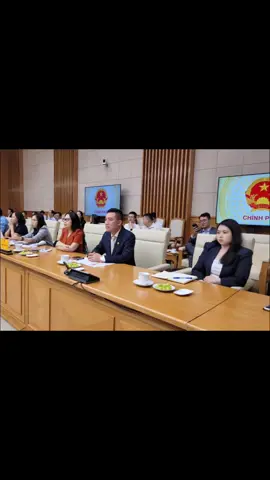 Chụp ảnh lưu niệm cùng Phó Thủ tướng Nguyễn Văn Thắng và các anh, chị đại biểu trong buổi làm việc sáng 8/8/2026 tại Văn phòng Chính phủ. ☘️ Tháng 8 này, đánh dấu 2 năm em làm công tác chính sách.