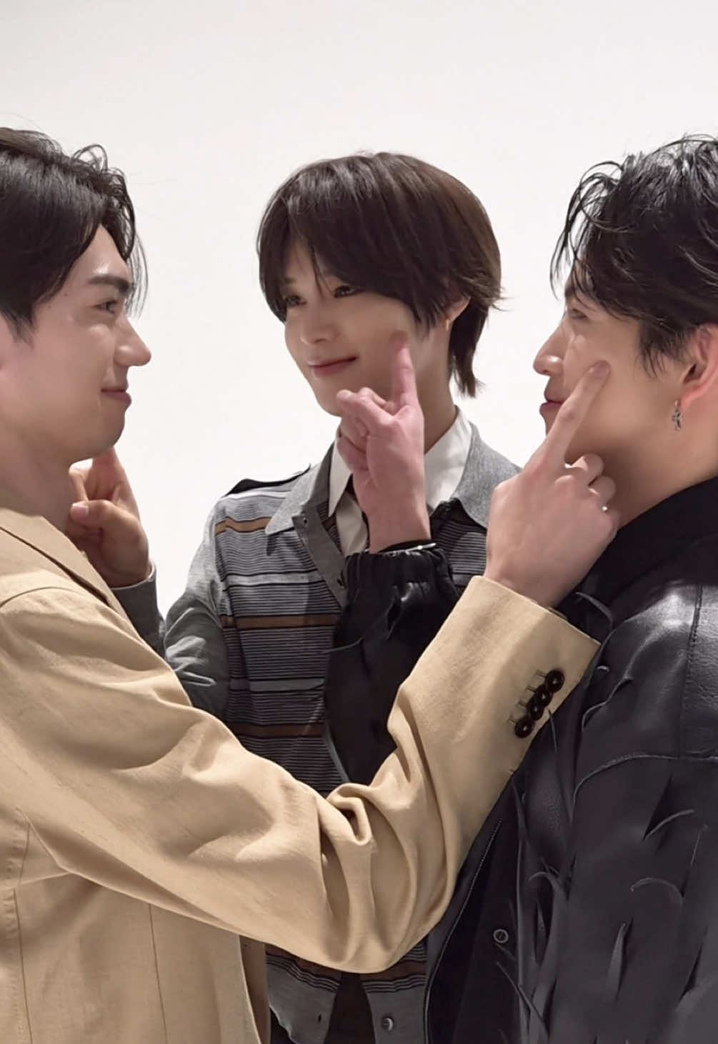 美男の戯れってどうしてこんなに美しいの🥹 Kさん（&TEAM）・綱啓永さん・樋口幸平さん眼福わちゃわちゃ動画をお届け⚽️💙 実写映画『#ブルーロック』の世界をたっぷり楽しめる 公式PHOTO BOOKは大好評発売中👀⭐️ ＜収録内容＞ ・出演者7名(高橋文哉、櫻井海音、高橋恭平、K、野村康太、綱啓永、樋口幸平)の本誌オリジナ ル撮り下ろし&インタビュー ・登場キャラクターの選手名鑑 ・チームごとのCROSS TALK ・撮影現場での出演者同士による撮り下ろしオフショット などなど盛りだくさんの一冊、ぜひゲットしてね❤️‍🔥 #エゴい #K #綱啓永 #樋口幸平 