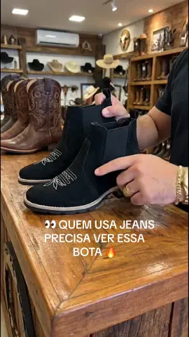 Bota Botina Country preta, estilo western/country, bico fino, camurça soft e sola destacada. #ModaMasculina #EstiloCountry #ModaCountry #AchadinhosTikTok 