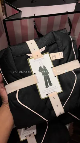 VICTORIA’S SECRET PIJAMA BLACK SATIN🪽🖤 Disponible en S/M/XL 📲901/761/371 ✨ 100%🇺🇸 Realizamos envíos a todo el Perú🚚 #victoriassecret #victoriassecretangel #pijamasvs #girls 