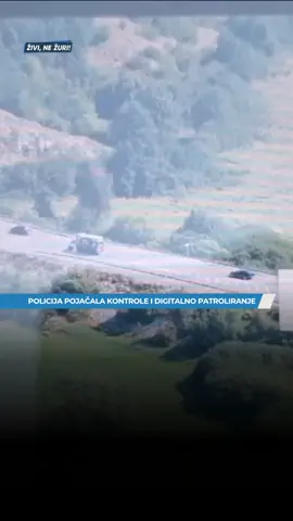 Za 48 sati sankcionisano 1.320 saobraćajnih prekršaja, uhapšeno 48 vozača Saobraćajna policija je tokom prvih 48 sati od stupanja na snagu izmjena Zakona o bezbjednosti saobraćaja na putevima, kontrolama širom Crne Gore i digitalnim patroliranjem uz upotrebu drona, registrovala i sankcionisala 1.320 saobraćajnih prekršaja. Kako je saopšteno iz Uprave policije, izdato je 1.177 naloga za naplatu novčanih kazni, dok su protiv 143 vozača podnijete prekršajne prijave. Slobode je lišeno 48 vozača – 26 zbog vožnje pod dejstvom alkohola, osam zbog upravljanja vozilom pod dejstvom psihoaktivnih supstanci, a 14 zbog drugih težih prekršaja. U istom periodu dogodile su se 54 saobraćajne nezgode. Četiri osobe su teže, a 15 lakše povrijeđene, dok poginulih nije bilo. Iz policije podsjećaju da novi propisi donose strože kazne za teške saobraćajne prekršaje i nova ograničenja za mlade vozače, sa ciljem povećanja bezbjednosti i smanjenja broja nezgoda sa najtežim posljedicama. #crnagora #saobracaj #policija #bezbjednost #vozaci