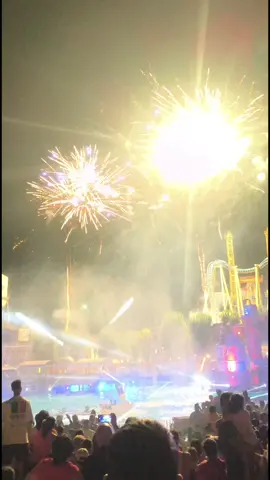 ¡El mejor final posible para un día en Parque Warner! 🎆🛸 Explosión de luces, drones y pura magia para cerrar con broche de oro. 💥✨ #ParqueWarner #Madrid #ShowFinal  #Drones #fuegosartificiales 🥰