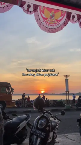 Kadang hidup memang bikin capek. Kita sudah berusaha sekuat tenaga, tapi hasilnya belum juga kelihatan. Tapi ingat, hidup bukan perlombaan. Setiap orang punya waktunya masing-masing. Kalau hari ini kamu masih berjuang, masih mencoba, masih bangun dan menjalani hari meskipun hati lagi berat, itu juga sudah termasuk sebuah kemajuan. Jangan terlalu keras sama diri sendiri. Kamu nggak harus langsung sukses, nggak harus langsung punya semuanya. Pelan-pelan saja. Yang penting jangan berhenti. Mungkin sekarang kamu belum melihat hasil dari perjuanganmu. Tapi siapa tahu, beberapa tahun lagi kamu bakal lihat ke belakang dan bilang, “Untung waktu itu saya nggak menyerah.” Jadi kalau hari ini terasa berat, istirahat boleh. Menangis boleh. Mengeluh juga boleh. Tapi setelah itu, bangkit lagi. nggak harus hebat hari ini. Cukup jangan menyerah hari ini. Besok kita coba lagi.