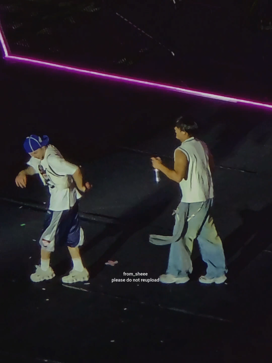 Didn't know I captured this! ❤️‍🔥 Vernon and Mingyu dancing to V8's singasong at CARATLAND DAY 1!! 💎  #v8 #vernon #mingyu #seventeen #세븐틴 