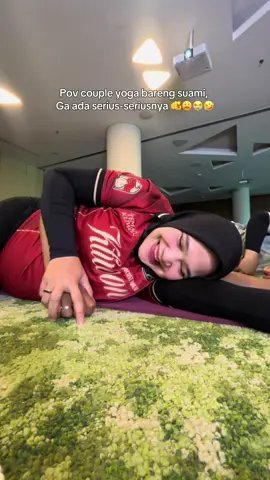 Maafin aku ya coach, suamiku ngelawak terus sepanjang sesi 🙏😩 #bumil #prenatalyoga #pregnant #suamiistri #pregnancytiktok 
