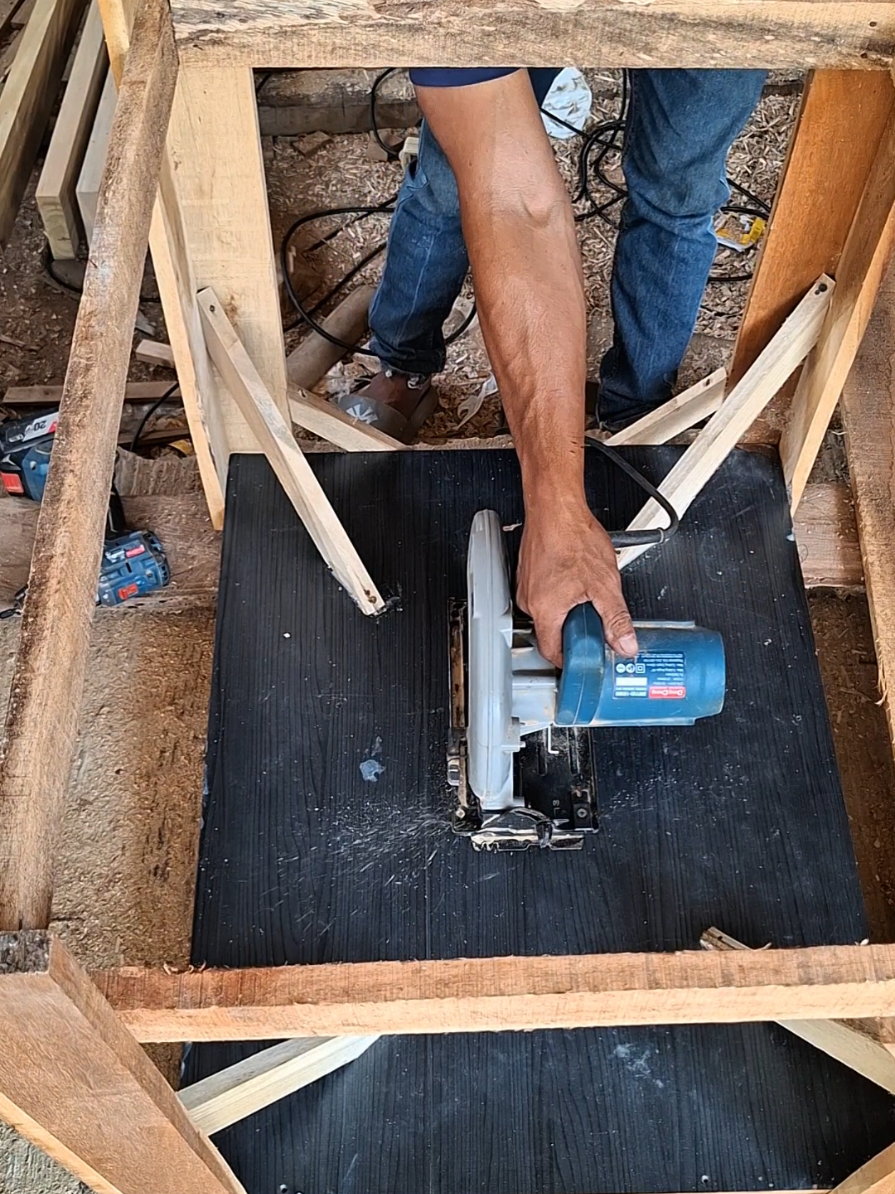 memasang mesin circularsaw ke meja #woodworking @DongCheng Indonesia 