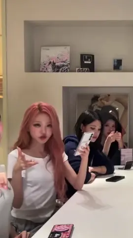 Stella shes fixed her hair 🫠🫠🧁🤏🏻 #stella #hearts2hearts stella benerin rambut aja udah pretty bgt deh 😭😭😭😭🥹 kamu tella😭