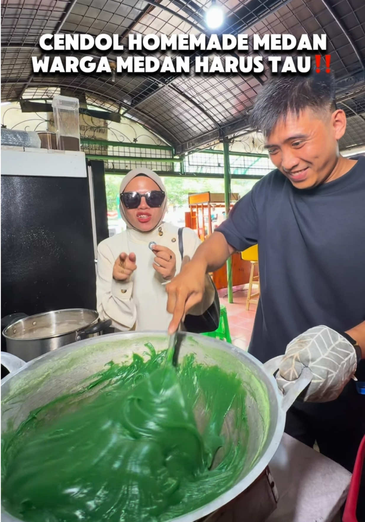 PECINTA CENDOL HARUS KESINI‼️ Cendolnya hukan kaleng2. ENAK KALI WOYYY😭🫶🏻 Es batunya cuma numpang, isinya yg berkuasa!!Cendolnya homemade, Minboss tengok sendiri bikinnya depan mata. Pakek gula aren asli, santan asli, kental, gurih manisnya pas, terus isiannya royal kali! Bukan cendol aja, es teler sama es pokat kacang merahnya pun gak ada obeng! 😭🫵🏻 Semuanya padat isi, bukan es batu segelas baru toppingnya sikik 🤣 📍 JJ BINGSOO MEDAN Jl. Letjend. S. Parman No. 60, seberang Sekolah Santo Thomas ⏰ Bukak jam 11 pagi–6 sore Kesini kelen pecinta es-esan! JAJAN TEROSSS… ENGKOLLL‼️ 🫶🏻🤣 #CendolMedan #KulinerMedan #JajananMedan #EsTelerMedan #minbosskuliner 