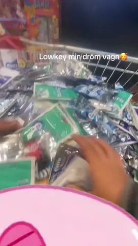 La ut en sån här video för 5 månader sedan ksk o den gick typ viral 600 tusen visningar o typ 60 tusen likes men men ger ett till försöka o slå de🙂‍↕️🥹😘#govirallllllllllllllllllll #xyzabc #spam #fypdong #viral 