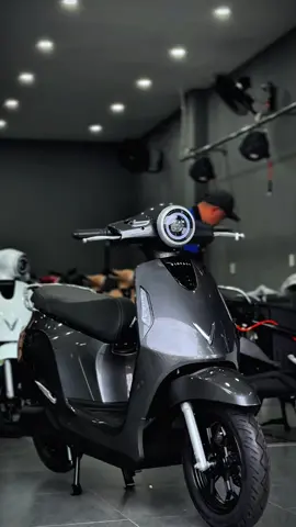 Evo grand màu xám lông chuột  Cửa hàng em sẵn luôn ạ Giá niêm yết chỉ từ 22tr500 ( chưa áp dụng các chương trình khuyến mãi) ✅Hỗ trợ trả góp 0đ ✅Thu xăng đổi điện ✅Ship xe tận nhà ✅Combo quà tặng hấp dẫn 👉🏻Xe sẵn giao ngay 📞Liên hệ: 0372.840.376( em Thuý) #vinfast#xemaydien #evogrand #binhduong#thuxãngdoidien 