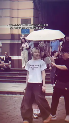 : tui để ý thấy lần nào mấy a staff cũng chạy theo chăm ông Bin nhìn dễ thương lắm luôn á 😆 #HANBIN #한빈 #No_Fear #HANBIN_DEBUT_SOLO #TEMPEST  || cre: muctieucuazaiiu 