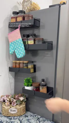 A must-have storage solution for small-sized kitchens. This magnetic refrigerator shelf doesn't take up much space and is very sturdy, providing a lot more storage space. It's just so convenient! #Storage Organization #Practical and Space-saving #Kitchen Storage Shelf #Refrigerator Storage