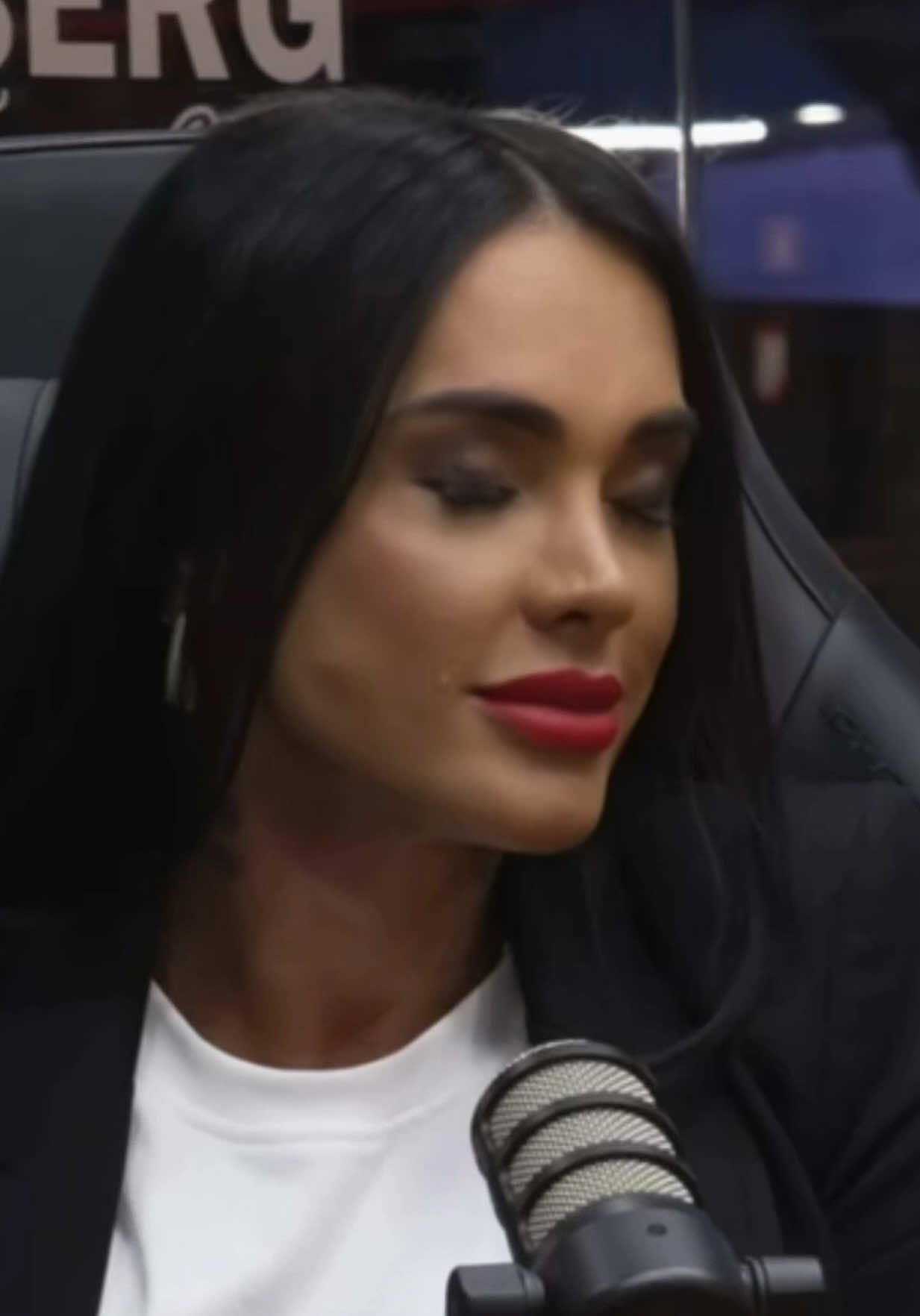 Vou te contar um segredo que talvez você não goste de ouvir: Quanto mais forte você é, mais pesado as pessoas pegam com você. Quando você constrói uma casca dura, quando aprende a se posicionar, a não baixar a cabeça e a não demonstrar todas as vezes que alguma coisa te machuca, as pessoas começam a acreditar que você aguenta tudo. Acham que você não sente, que não dói. Que podem falar mais alto, cobrar mais, julgar mais, exigir mais. Então, se está difícil, talvez isso seja consequência da mulher forte que você se tornou. E eu não vou romantizar: ser forte cansa. Às vezes você também queria baixar a guarda, queria não precisar estar preparada para tudo. Mas essa mesma casca que pesa também te protege, ensina limite e exige respeito. Entre ser julgada pela minha força e ser “humilhada” por minha fraqueza, eu escolho continuar forte. Seja a mulher que impõe limites, que cai e se levanta, que pode até chorar quando ninguém está vendo, mas jamais entrega a própria dignidade para caber na expectativa de alguém. Que falem que você é difícil, que digam que você tem uma casca grossa, que reclamem da sua personalidade. Melhor uma mulher forte que incomoda do que uma mulher enfraquecida para ser conveniente aos outros. E quando o mundo pesar a mão sobre você, lembre-se: Deus não te deu essa força por acaso. . . #podcast #kamilasimioni #simioni 