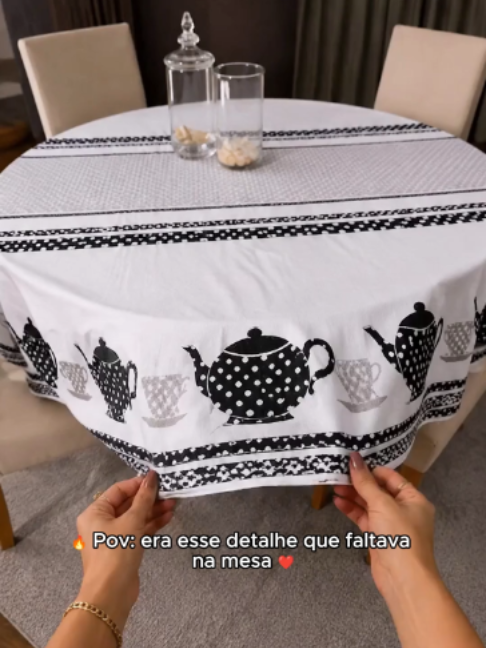 Toalha de mesa redonda 140 × 140 cm, com 51% algodão e 49% poliéster, toque macio e estampa moderna. Confira os detalhes no carrinho laranja. #ToalhaDeMesa  #MesaPosta  #DecoracaoDaCasa  #CasaBonita  #TikTokShop