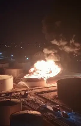 نسأل الله السلامة والحفظ للجميع. في ظل الظروف الصعبة وبيئة العمل التي تفرض العديد من التحديات والمخاطر، اندلع حريق في أحد خزانات البنزين بمستودع الزاوية النفطي. ورغم خطورة الموقف وحجم التحديات، يواصل أبناء الوطن وفرق الإطفاء والسلامة جهودهم بكل شجاعة وعزيمة، في عمليات مكثفة لمحاصرة النيران والسيطرة عليها، والحيلولة دون امتدادها إلى باقي الخزانات. وتتواصل في الوقت ذاته أعمال الدعم اللوجستي وتعزيز الإمكانات اللازمة لفرق الإطفاء والسلامة الوطنية المتواجدة في الميدان، بما يضمن سرعة الاستجابة والتعامل مع الحادث وفق أعلى درجات الحذر والمسؤولية. إن ما يحدث يمسنا جميعاً، والمصاب مصاب الوطن بأسره، وواجبنا الوطني يحتم علينا الوقوف صفاً واحداً، ودعم كل من يواجه الخطر من أجل حماية الأرواح والمنشآت والمقدرات الوطنية. نسأل الله أن يحفظ جميع الكوادر والعاملين ورجال الإطفاء والسلامة، وأن يمنّ على الجميع بالسلامة، ويجنب وطننا كل سوء ومكروه.