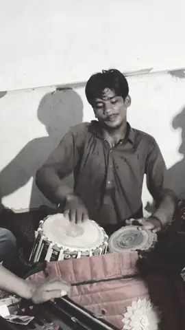 ان لوگوں کی خاموش طاقت کو کبھی کم نہ سمجھیں جنہوں نے ایک مشکل بچپن گزارا ہو۔ وہ شاید اپنی لڑی ہوئی جنگوں کا ذکر نہ کریں، مگر ان کے ہر زخم نے انہیں مضبوط اور ثابت قدم بنایا ہے۔ انہوں نے اس وقت بھی کھڑا ہونا سیکھا جب زندگی نے انہیں توڑنے کی کوشش کی، اس وقت بھی آگے بڑھنا سیکھا جب رہنمائی کرنے والا کوئی نہ تھا، اور تاریک ترين لمحوں میں بھی امید کا دامن نہیں چھوڑا۔ ان کی خاموشی کمزوری نہیں، بلکہ اس انسان کی دانائی ہے جس نے درد کو برداشت کیا، بار ماننے کے بجائے خود کو سنوارا اور ہر آزمائش سے پہلے سے زیادہ مضبوط بن کر نکلا۔ اکثر سب سے مضبوط دل وہی ہوتے ہیں جنہوں نے سب سے زیادہ تکلیفیں سہی ہوں، مگر پھر بھی ہر دن محبت ہمدردی اور حوصلے کے ساتھ جینا انتخاب کرتے ہیں۔ #fyp #foryoupage #viral #غریبی#plzdontunderviewsmyvedios 