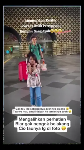 ketika Rasa Rindu tak Lagi Terbendung. Tak peduli sejauh apa langkah pergi, rindu selalu tahu jalan untuk pulang. ❤️ Pertemuan dengan ayah mungkin sederhana, tapi air mata yang jatuh menceritakan betapa berharganya sebuah keluarga  #RinduAyah #KasihAyah #PertemuanHaru #Keluarga #MomenMengharukan