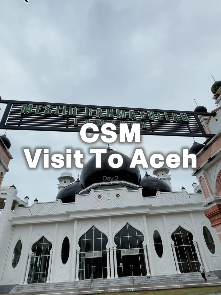 DAY 02 | CATATAN KEMBARA ACEH :- 📅 07.08.2026 Hari kedua dimulakan selepas sarapan dengan mengambil kesempatan menziarahi beberapa lokasi menarik di Banda Aceh. 🕌 Masjid Rahmatullah, Lampuuk Melihat sendiri masjid yang menjadi saksi kedahsyatan Tsunami Aceh 2004. Alhamdulillah, rombongan sempat menunaikan solat sunat di sini. 🌊 Pantaia Pulau Lampuuk Singgah menikmati keindahan pantai, menyaksikan deruan ombak dan menghirup udara laut yang segar. Selepas Solat Jumaat, kami bergerak ke Hotel Kyriad Muraya, Banda Aceh untuk menyertai Business Forum Aceh–Malaysia 🇲🇾🤝🇮🇩 — membina jaringan, berkongsi peluang dan membuka ruang kerjasama antara usahawan Malaysia dan Aceh. 🦞 Malam di Kuala Seafood, Ulee Lheu Menutup perjalanan Day 02 dengan makan malam bersama rombongan sambil menikmati hidangan seafood Aceh. Sehari yang padat — ada sejarah, ibadah, keindahan alam, jaringan perniagaan dan ukhwah. ❤️ Kembara bukan sekadar melihat tempat baharu, tetapi mencari pengalaman, membina hubungan dan membawa pulang sebuah cerita. #CatatanKembaraAceh #AcehMalaysia #BandaAceh #Lampuuk #BusinessForum 