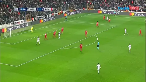 23 Kasım 2016... Vodafone Arena'da futbolseverlerin uzun yıllar unutamayacağı bir Şampiyonlar Ligi gecesi yaşandı. Beşiktaş, Benfica karşısında ilk yarıyı 3-0 geride kapatmasına rağmen ikinci yarıda muhteşem bir geri dönüşe imza attı. Bu geri dönüşün kıvılcımını ise Cenk Tosun yaktı. Ceza sahası içinde yükselen topa gelişine yaptığı enfes vole vuruşuyla ağları sarsan milli golcü, hem takımını yeniden maça ortak etti hem de Vodafone Arena'yı ayağa kaldırdı. Sezon sonunda UEFA tarafından 2016 yılının en güzel golü seçilen bu muhteşem vole, yalnızca estetik açıdan değil, geldiği anın önemiyle de hafızalara kazındı. Ardından Ricardo Quaresma'nın penaltısı ve Vincent Aboubakar'ın golüyle Beşiktaş skoru 3-3'e getirerek Avrupa kupaları tarihimizin en unutulmaz geri dönüşlerinden birini gerçekleştirdi. Cenk Tosun'un Benfica ağlarına gönderdiği o kusursuz vole, Beşiktaş tarihinin ve Türk futbolunun Avrupa sahnesindeki en ikonik gollerinden biri olarak anılmaya devam ediyor. 📼 Video Sahibi : Tivibu Spor 📅 Yükleme Tarihi : 15 Haziran 2017 #Beşiktaş #CenkTosun #Benfica #ŞampiyonlarLigi #UCL    