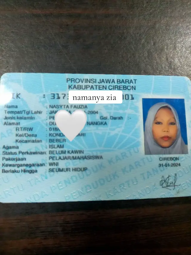 namanya zia, dia kerja dirumah ku (di kuningan) hampir 2 bulan. selama 2 bulan ini (baru jumat 7 agustus diberhentikan) ternyata nenek ku jujur bahwa dia di cubitin, kalo makan dipaksa, sampe akhirnya nenek ku sepertinya ada trauma jadi ngga berani cerita pas ada zia, nenekku akhirnya menjelaskan semua yg dia alami dan bilang “ibu gapapa ganti ganti yg urus, asal jangan sama orang gila” (dengan bahasa sundanya) emang sebelumnya sudah 3x ganti karena begitu susahnya mengurus lansia, singkat cerita tanteku sudah hubungi kembali zia dengan itikad ingin mengembalikan ktpnya yg tertinggal tetapi whatsapp nya tidak aktif.. dengan ini saya meminta itikad baik dari zia karena sudah memperlakukan nenek saya seperti ini.  mohon infonya apabila ada yg kenal dengan zia. @infokuningan @InfoCirebon24Jam #kuninganjawabarat #cirebon 