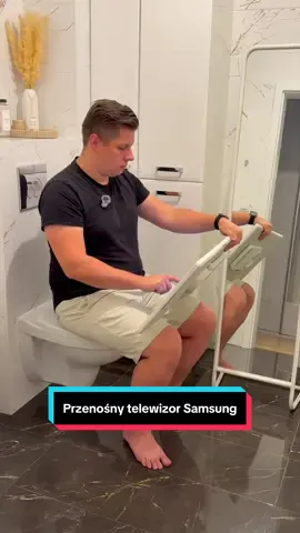 Byłeś kiedyś z telewizorem w toalecie? No właśnie. A Samsung Moving Style LSM7F Ci na to pozwala. Koniec z oglądaniem rolek na małym ekranie telefonu. Tu masz dotykowe 27 cali. Lepszy komfort, prawda?  #telewizor #humor #samsung #movingstyle @Samsung 
