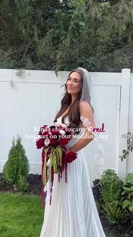A red wedding bouquet? Kinda obsessed. 🌹 If you’ve been looking for a way to make your florals feel a little less expected, this is it. Save for inspo or send this straight to your florist. 🤌🏻 @lfloralstudio #weddingcontent #weddingflorals #chicweddinginspo #weddingcontentcreator
