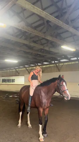 Bareback  requires just as much adjusting #itsamandalee 