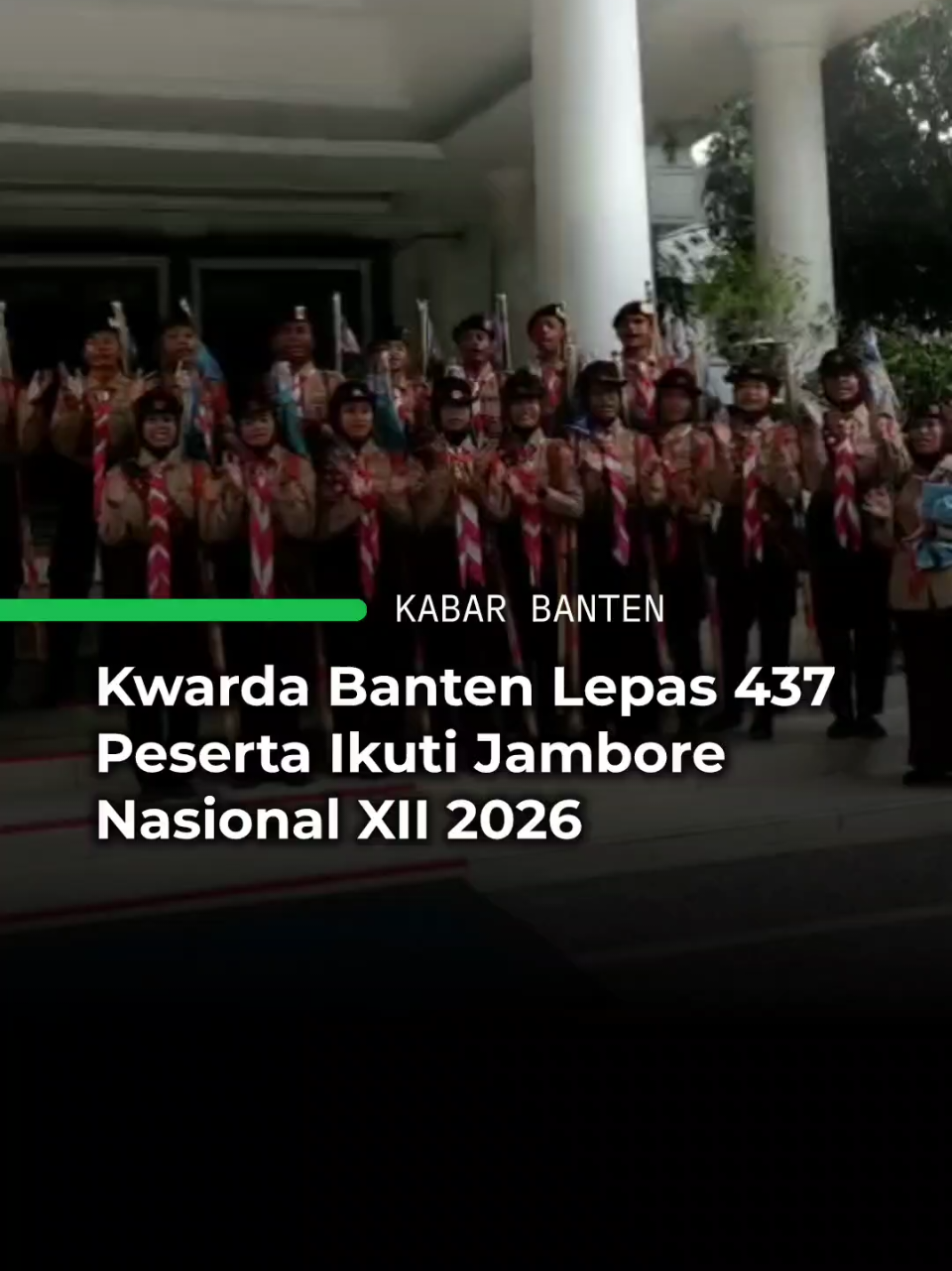 KABAR BANTEN – Kwartir Daerah (Kwarda) Gerakan Pramuka Banten melepas 437 peserta dari kabupaten dan kota se-Provinsi Banten untuk mengikuti Jambore Nasional (Jamnas) XII Tahun 2026. Pelepasan peserta berlangsung di Pendopo Gubernur Banten, Kawasan Pusat Pemerintahan Provinsi Banten (KP3B), Rabu, 12 Agustus 2026. Para peserta selanjutnya akan mengikuti rangkaian kegiatan Jamnas XII yang berlangsung di Bumi Perkemahan dan Graha Wisata (Buperta) Cibubur, Jakarta Timur, pada 13–20 Agustus 2026. Ketua Kwarda Gerakan Pramuka Banten, Suwaib Amiruddin, mengatakan keikutsertaan kontingen Banten dalam Jamnas XII tidak hanya menjadi ajang untuk mengikuti berbagai perlombaan dan kegiatan keterampilan kepramukaan, tetapi juga sebagai momentum untuk mempererat persaudaraan antarpeserta. “Di sana ada lomba dan berbagai kegiatan kepramukaan. Kemudian, yang lebih penting adalah bagaimana mengakrabkan dan mempererat persaudaraan antarpeserta,” ujar Suwaib. Ia berpesan kepada seluruh peserta untuk menjaga nama baik Provinsi Banten selama mengikuti seluruh rangkaian kegiatan Jamnas XII 2026. “Yang penting harus menjaga nama Banten dengan baik. Setiap ada kegiatan lomba, kita berharap Provinsi Banten bisa menjuarai setiap event,” katanya. Suwaib berharap para peserta dapat memberikan kemampuan terbaik dalam berbagai perlombaan, khususnya lomba keterampilan kepramukaan, sehingga kontingen Banten mampu meraih prestasi di berbagai cabang yang dipertandingkan. “Kalau bisa, kita berharap Banten menjadi juara di setiap event,” ujarnya. *** By: Irfan Muntaha / Kabar Banten #Banten #ProvinsiBanten #InfoBanten #BeritaBanten #KabarBanten 