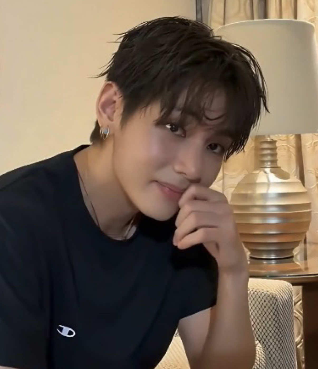 🐰: Don’t come! We want to be able to work out in peace too. 🐻: Only come if you actually want to work out. 🐻: Sometimes they just don’t stop staring at us. They shouldn’t go to the gym just to stare at someone. 🐰: In the end, they still ended up talking to us. 🐰: But sitting down and chatting? No! That’s absolutely not okay! That’s our private life! 🐻: We work out at 2 a.m., and there were 20 people there! Do you think that’s normal? 🐰: We went early in the morning! 🐰: We’ve been on tour for ages and go to the gym, and never once has a single person shown up at the gym that early! #taehyung #jungkook #taekooklive #taekookgym #vkook   
