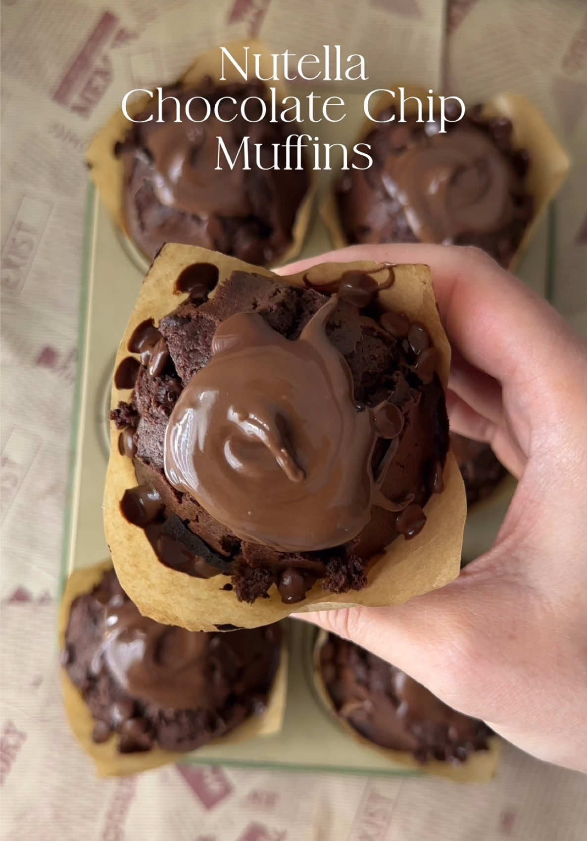 XXL Double Chocolate Chip Nutella Muffins 🍫🤎 6 große Muffins Zutaten * 2 Eier (Größe M) * 120 g brauner Zucker * 90 g Butter, geschmolzen * 60 ml neutrales Öl * 150 ml Milch * 1 TL Vanilleextrakt * 180 g Weizenmehl (Type 405) * 45 g Backkakao  * 1 TL Backpulver  * ½ TL Natron * 1 Prise Salz * 140 g Chocolate Chips (Vollmilch oder Zartbitter) Zum Füllen * 6–12 TL Nutella (je nachdem, wie tief ihr die Muffins aushöhlt) Zubereitung 1. Den Backofen auf 180 °C Ober-/Unterhitze vorheizen. 2. Eier und braunen Zucker für etwa 2–3 Minuten cremig aufschlagen. 3. Geschmolzene Butter, Öl, Milch und Vanilleextrakt dazugeben und kurz unterrühren. 4. Mehl, Backkakao, Backpulver, Natron und Salz miteinander vermischen und anschließend vorsichtig unter die flüssigen Zutaten heben. Nicht zu lange verrühren. 5. 100 g der Chocolate Chips unter den Teig heben. 6. Den Teig gleichmäßig auf 6 große Muffinförmchen verteilen. Die Förmchen sollten etwa zu ¾ bis knapp voll sein. 7. Die Muffins bei 180 °C Ober-/Unterhitze für ca. 25–32 Minuten backen. Ab etwa 25 Minuten könnt ihr die Stäbchenprobe machen. Es dürfen noch ein paar feuchte Krümel oder etwas geschmolzene Schokolade am Stäbchen hängen – flüssiger Teig sollte jedoch nicht mehr daran kleben. 8. Die Muffins vollständig auskühlen lassen. Anschließend mit einem kleinen Messer oder einem Apfelausstecher die Mitte aushöhlen und jeweils mit 1–2 TL Nutella füllen. 9. Die restlichen 40 g Chocolate Chips auf den noch warmen Muffins verteilen. Durch die Wärme beginnen die Chocolate Chips leicht zu schmelzen und bleiben schön auf den Muffins haften. 🍫 XXL Double Chocolate Chip Nutella Muffins 🍫🤎 6 large muffins Ingredients * 2 eggs (size M) * 120 g brown sugar * 90 g butter, melted * 60 ml neutral oil * 150 ml milk * 1 tsp vanilla extract * 180 g all-purpose flour (Type 405) * 45 g unsweetened cocoa powder * 1 tsp baking powder * ½ tsp baking soda * 1 pinch of salt * 140 g chocolate chips (milk or dark chocolate) For the filling * 6–12 tsp Nutella (depending on how deep you hollow out the muffins) Instructions 1. Preheat the oven to 180°C (356°F) conventional heat. 2. Beat the eggs and brown sugar for about 2–3 minutes until creamy. 3. Add the melted butter, oil, milk, and vanilla extract and briefly mix until combined. 4. Mix the flour, cocoa powder, baking powder, baking soda, and salt together, then gently fold them into the wet ingredients. Do not overmix. 5. Fold 100 g of the chocolate chips into the batter. 6. Divide the batter evenly between 6 large muffin cups. The cups should be about ¾ to almost completely full. 7. Bake the muffins at 180°C (356°F) conventional heat for about 25–32 minutes. You can start checking with a toothpick after about 25 minutes. A few moist crumbs or some melted chocolate may still stick to the toothpick, but there should be no runny batter. 8. Let the muffins cool completely. Then use a small knife or an apple corer to hollow out the center and fill each muffin with 1–2 tsp of Nutella. 9. Sprinkle the remaining 40 g of chocolate chips over the still-warm muffins. The warmth will cause the chocolate chips to melt slightly and helps them stick nicely to the muffins. 🍫 #chocolate #nutella #muffin #goviral #fy 