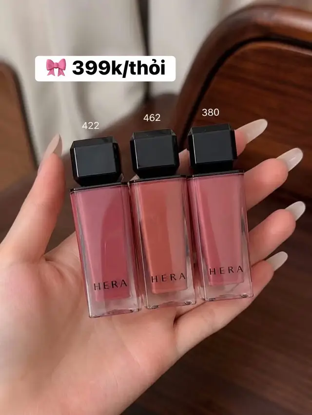 Son bóng Hera lại ra màu mới nè, đủ màu xinh lắm ạ 🫧🫧 💋 𝐒𝐨𝐧 𝐇𝐞𝐫𝐚 𝐒𝐞𝐧𝐬𝐮𝐚𝐥 𝐍𝐮𝐝𝐞 𝐆𝐥𝐨𝐬𝐬 🫧✨ ‼️ Tại Doris chỉ #399k/thỏi - ORDER không sẵn Hera là hãng cao cấp ở Hàn được Jennie BlackPink làm đại diện, em son của hãng liên tục làm mưa làm gió suốt 2 năm qua 💖 📍 Bảng mới có các màu  : - 380 - Cherish : hồng đất (tone mận) - 422 - Lingerie : hồng baby đất - 325 - Sunkissed : hồng dâu - 415 - Brownie Boy : nâu trầm - 462 - Peachless (Jennie’s pick) : cam đất 🎀 Chất son bóng tint nhẹ, mịn mướt tạo hiệu ứng đôi môi căng mọng như tiêm filler. Hơn nữa son có độ bám cao, cả màu son và lớp bóng đều giữ được trên môi lâu. Độ bóng của son vừa đủ đẹp, không bị bóng quá và không tạo cảm giác dính khó chịu ✨ #hera_gloss_lipstick #DorisQuangNgai #MyphamQuangNgai #NuochoaQuangNgai   ——————————————— 𝘯𝘩𝘢̣̂𝘯 𝘴𝘩𝘪𝘱 𝘊𝘖𝘋 𝘵𝘰𝘢̀𝘯 𝘝𝘪𝘦̣̂𝘵 𝘕𝘢𝘮 _______________________ 𝗗𝗢𝗥𝗜𝗦 𝗕𝗘𝗔𝗨𝗧𝗬 𝗤𝗨𝗔̉𝗡𝗚 𝗡𝗚𝗔̃I      ➖Be patient ! Skincare takes consistency 🧧Cửa hàng Mỹ Phẩm Cao Cấp tại Quảng Ngãi Open: 7h30 - 21h30 ☎️ Hotline: 0968.7222.79 🏡 96 trần hưng đạo, TP.Quảng Ngãi (đối diện cf Tốt) Inbox/Call fanpage Mỹ Phẩm Doris Beauty Quảng Ngãi để được tư vấn nhanh nhất khách nha ♥️ 𝚃𝚑𝚊𝚗𝚔 𝚢𝚘𝚞 𝚏𝚘𝚛 𝚌𝚑𝚘𝚘𝚜𝚒𝚗𝚐 𝚞𝚜