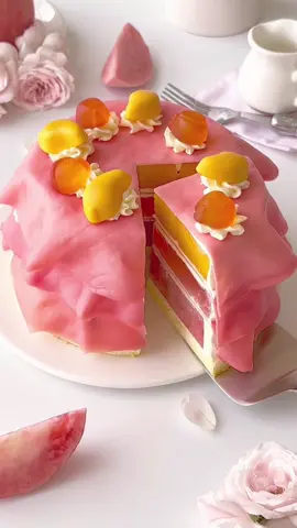 Peach & Mango Mille Crêpe Cake A refreshing no-bake summer dessert with soft, delicate crêpe layers, light whipped cream, juicy mango, and bouncy peach jelly. Fruity, creamy, and beautifully layered. Ingredients: For the Crêpes: 1 egg 25 g cake flour 6 g cornstarch 1 g cactus fruit powder 8 g caster sugar 10 g butter, melted 110 g milk For the Peach Jelly: 50 g peach-flavored peelable gummy candy 200 g hot water 8 g gelatin sheets For the Cream Filling: 250 g whipping cream 20 g caster sugar For the Fruit Filling: Fresh mango, as needed 水蜜桃芒果千层蛋糕 免烤箱也能做的夏日水果千层。软嫩千层皮叠上轻盈奶油，中间加入水蜜桃果冻和新鲜芒果，冰冰凉凉、果香浓郁，切开层次也很好看。 食材： 千层皮： 鸡蛋 1个 低筋面粉 25克 玉米淀粉 6克 仙人掌果粉 1克 细砂糖 8克 黄油 10克 牛奶 110克 水蜜桃果冻： 水蜜桃味剥皮软糖 50克 热水 200克 吉利丁片 8克 夹心奶油： 淡奶油 250克 细砂糖 20克 水果夹心： 新鲜芒果 适量 #MilleCrepeCake #PeachDessert #MangoDessert #NoBakeDessert #SummerDessert