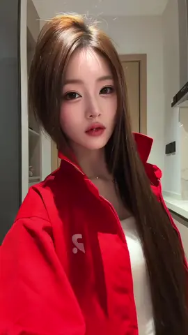 红夹克男女同款显白
