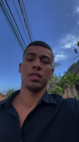 Toma cuidado com quem simula bondade. Gente ruim você aprende a lidar quando conhece a verdadeira face. Perigoso mesmo é quem veste um personagem de pessoa boa. A falsidade se esconde atrás de um sorriso.#paz #fé #deus #tiktok #fy 